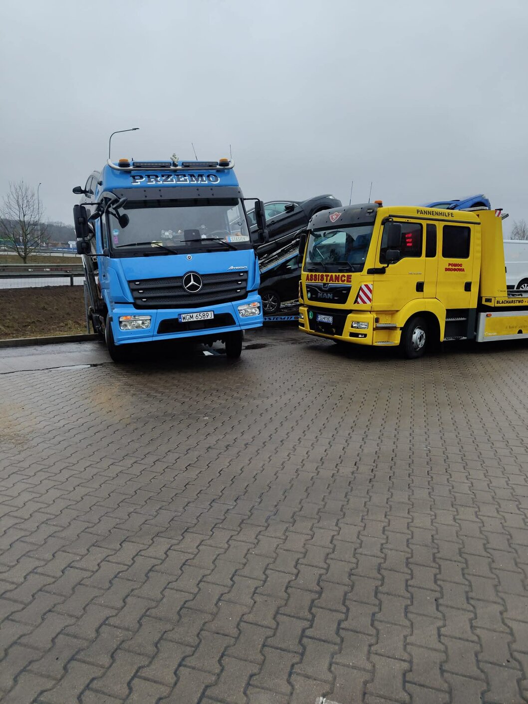 Samochód ciężarowy na autostradzie nocą