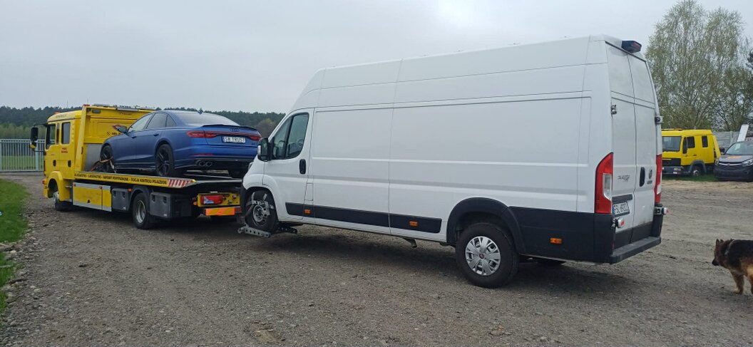 Mechanik pracujący w lokalnym warsztacie samochodowym