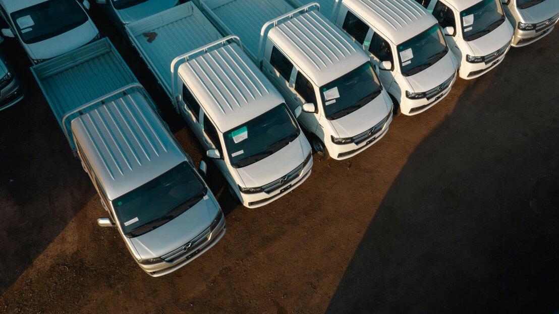 Samochody osobowe i ciężarowe na parkingu przy trasie